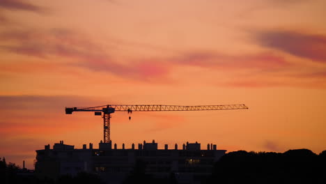 Baukräne-Bei-Sonnenuntergang-Montpellier-Gebäude-Frankreich-Orangefarbener-Himmel-Frankreich